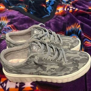 Roxy grey camo shoes